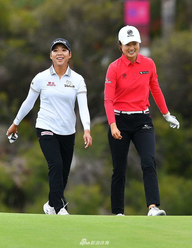 比赛现场观众聚集在果岭周围,沉浸在紧张的比赛氛围中,背景是皇家阿德莱德俱乐部的标志性会所。