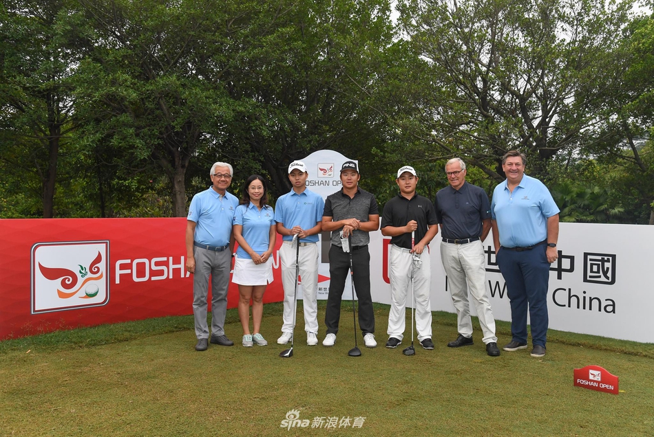 决赛轮中，窦泽成在球道上观察球路，沉思下一杆的策略，专注的神情透露出对胜利的渴望。