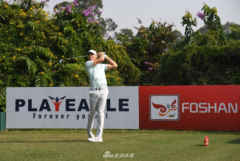 窦泽成在球道上轻松漫步，阳光洒在他身后，预示着中国年轻一代球员前途光明，未来可期。