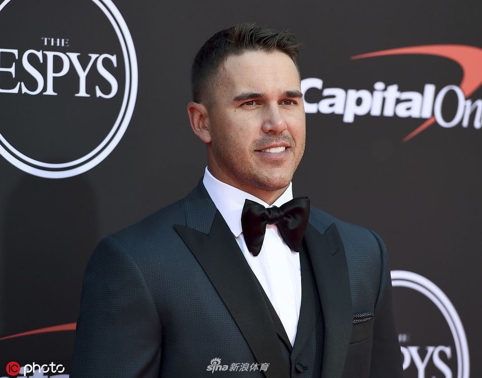 布鲁克斯·科普卡与女友詹娜·西姆斯在ESPY红毯上亲密相拥，背景是醒目的ESPY和CapitalOne标志，两人笑容灿烂，成为镜头焦点。