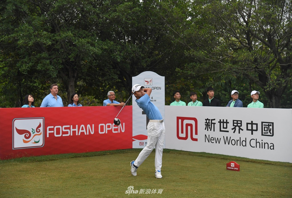 颁奖典礼上，冠亚军与嘉宾合影，共同举起奖杯，庆祝中国高尔夫的历史性时刻。