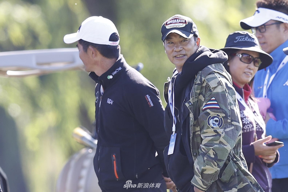 曹怡静与肖博文在球道上开心击掌庆祝，阳光将他们的身影拉长，洋溢着胜利的欢快与团队的温暖。