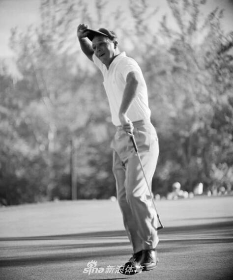 冠军推杆：1960年美国公开赛决赛轮，帕尔默全神贯注完成关键推击。他紧抿嘴唇、目光如炬的神情，完美诠释了其专注果决的冠军品质。