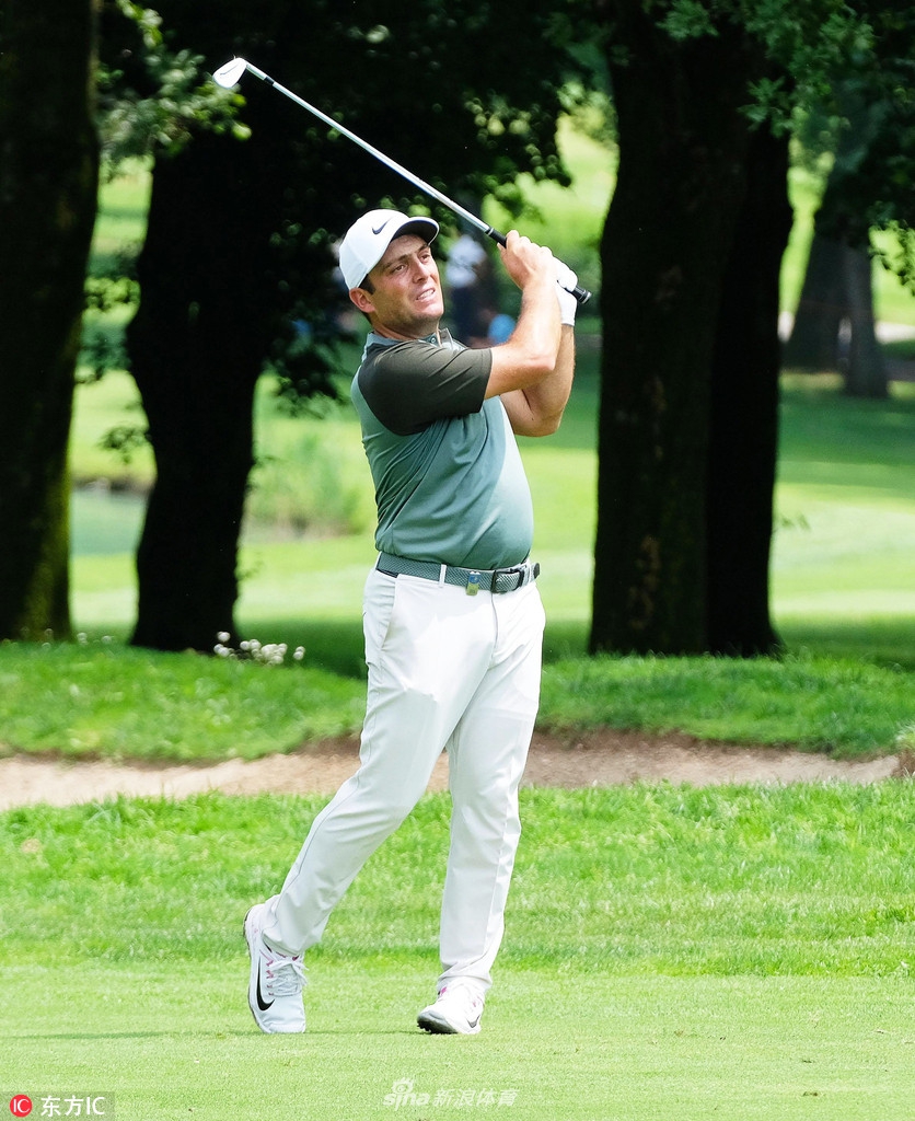 德国名将马丁·凯梅尔在次轮比赛中潇洒挥杆，动作流畅而有力，标志着他从状态低谷中强势回归，成为夺冠热门。