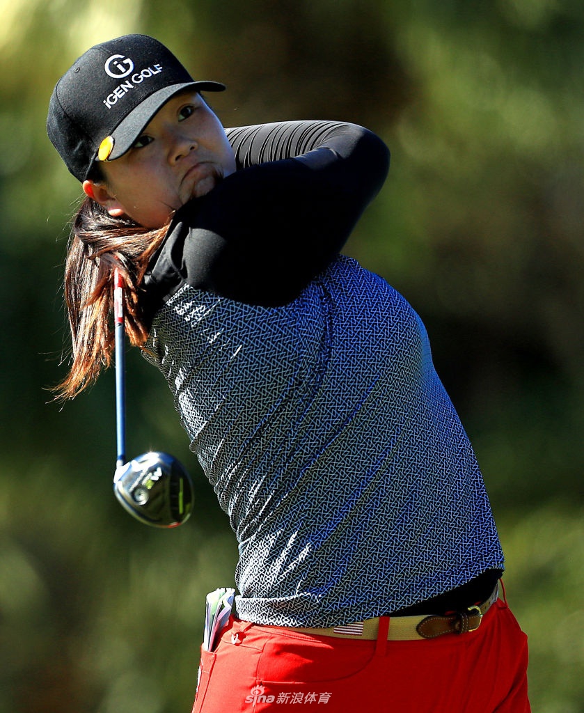 冠军萨格斯托姆与亚军畑冈奈纱在颁奖仪式上相互致意，体现竞技体育的友谊与尊重