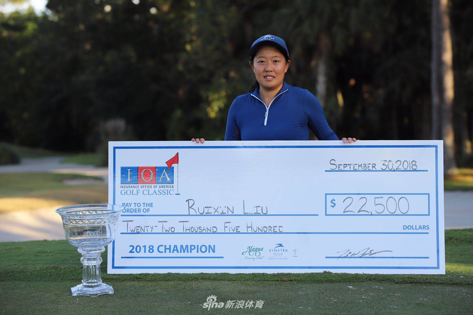 刘瑞欣在球道上优雅流畅地挥杆,身体舒展形成一道完美的弧线。