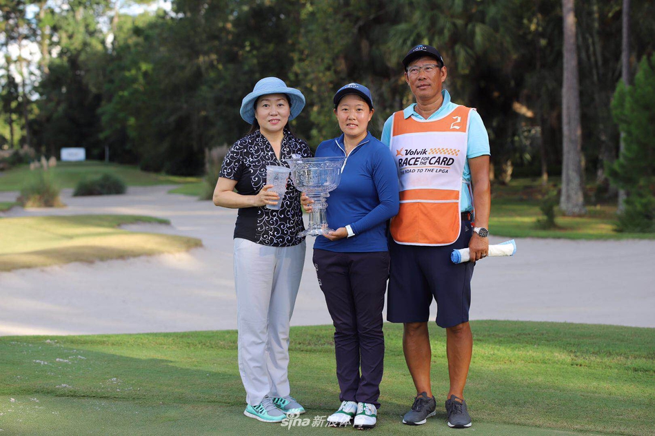 比赛中的刘瑞欣沉着冷静,正在评估复杂地形下的救球方案。