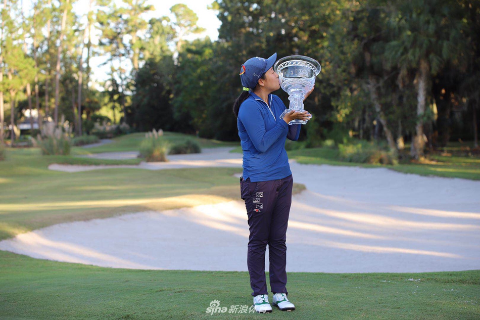 刘瑞欣在练习果岭上进行推杆训练,神情专注而放松。