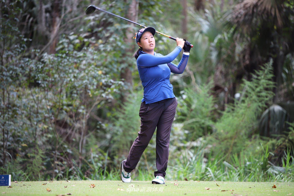 夺冠后,刘瑞欣手持冠军奖杯,与身旁的赛事官员及竞争对手亲切合影。