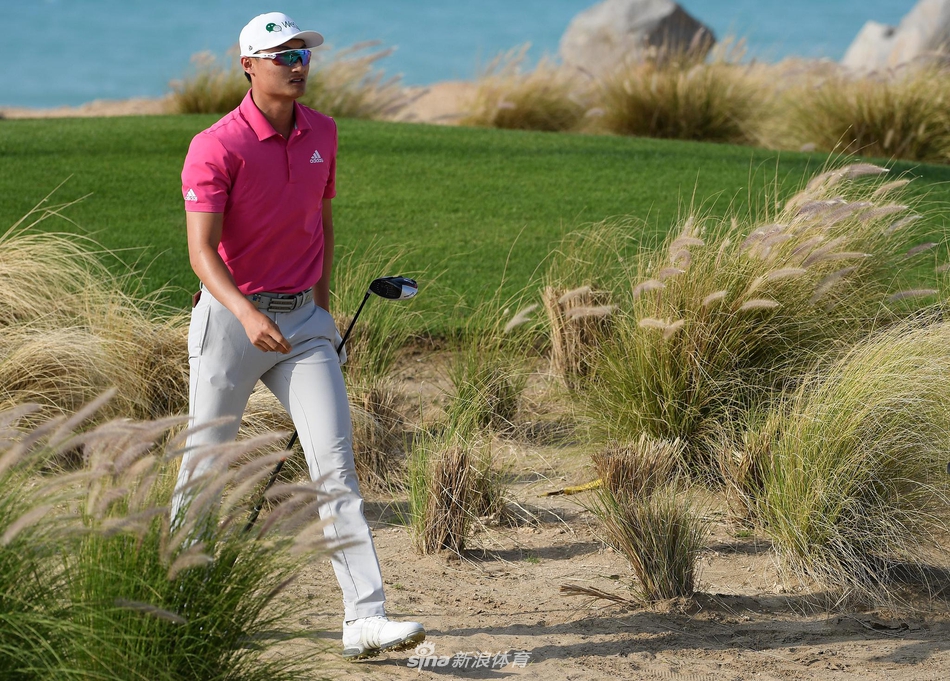 李昊桐在沙特国际赛第三轮比赛中,目光专注地观察果岭推杆线路,他的精彩表现由此开启。