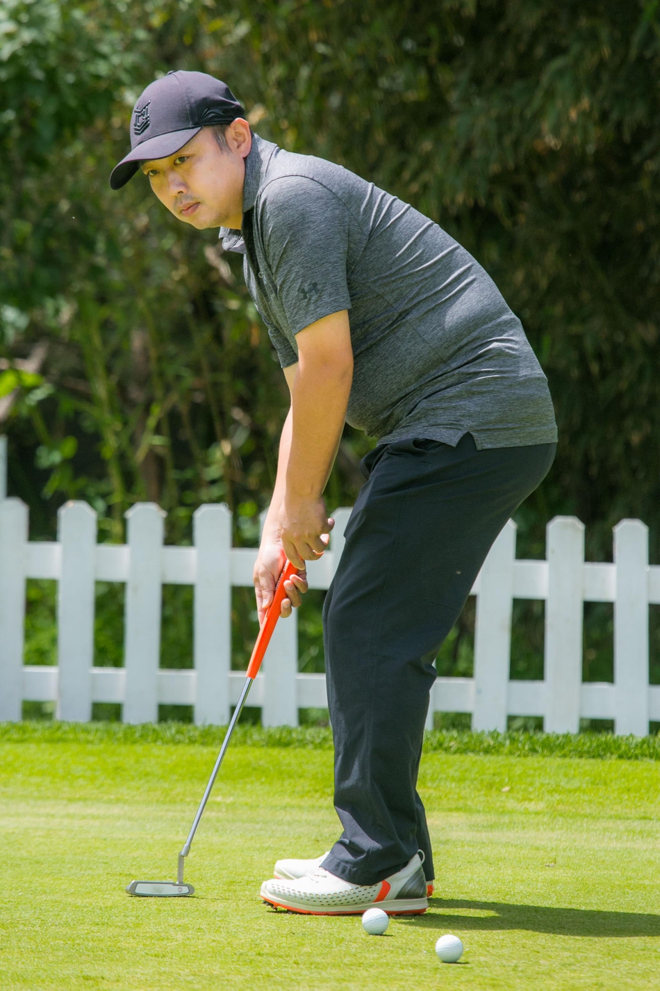 刘宇婕与一位女性职业球员在球道上并肩行走交流,背景是开阔的赛场