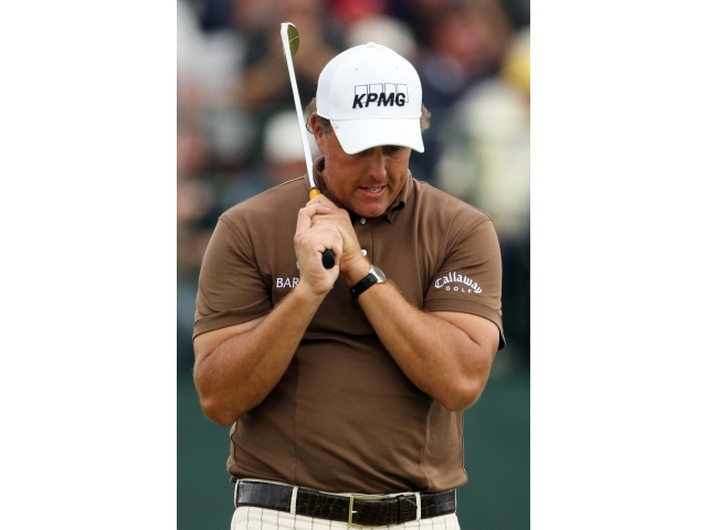 米克尔森在沙坑中救球，他精妙的短杆技术屡创奇迹，却始终无法换来一座美国公开赛奖杯。