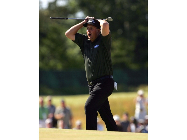 2009年贝斯佩奇，米克尔森在雨中坚韧挥杆，身后是无数为他呐喊的纽约球迷。