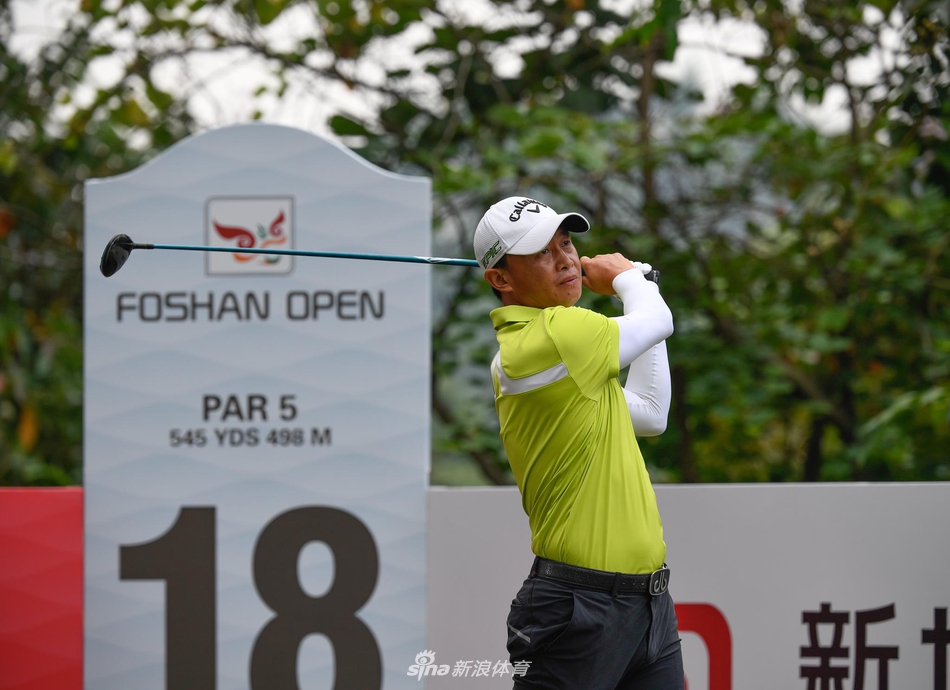 赛事组委会向白政恺颁发冠军奖杯“广粤杯”，背后是象征荣誉的冠军记分牌。