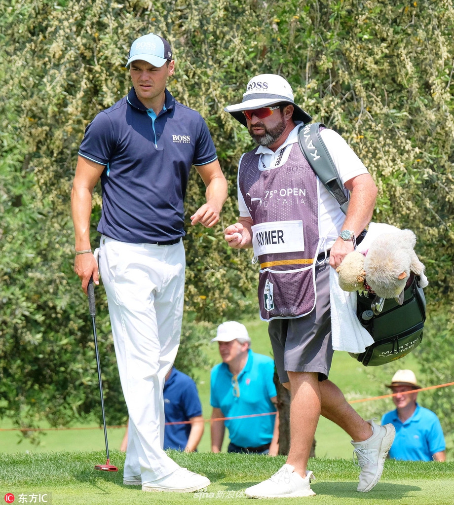 中国高尔夫球手李昊桐在意大利公开赛首轮比赛中沉稳推杆，目光专注地锁定在远处的球洞上，展现出‘中国一哥’的锐气与决心。