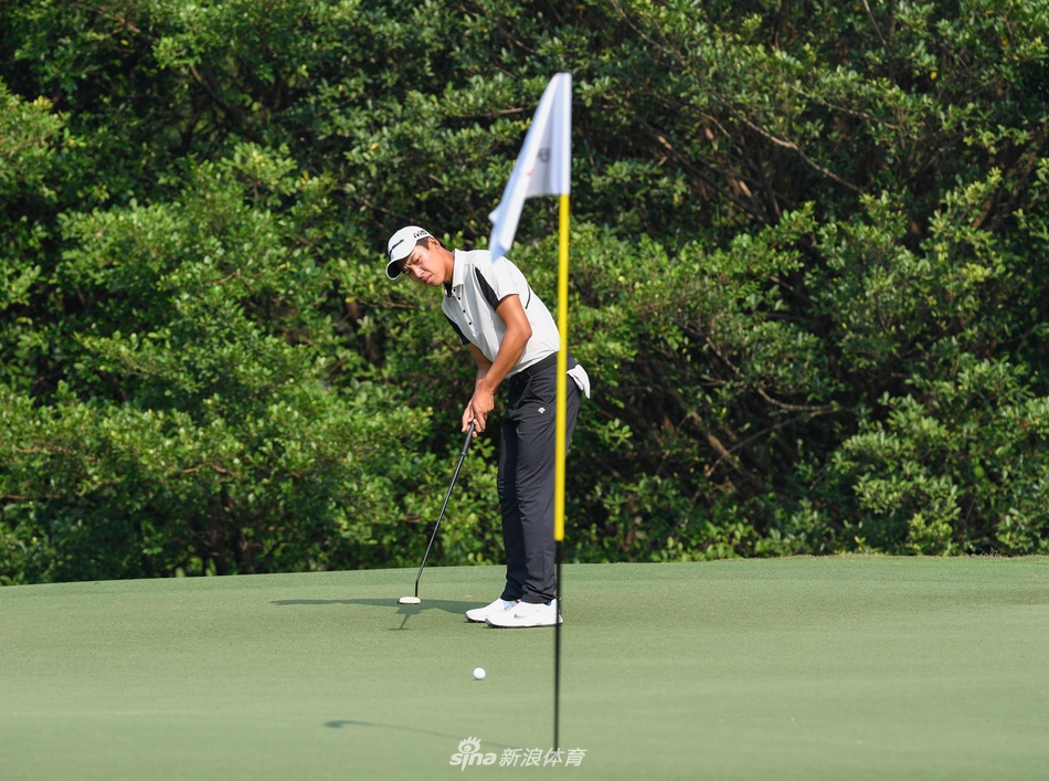 球会总经理笑容满面地递出一杆进洞纪念奖，璀璨的奖盘在阳光下闪耀，见证着幸运与实力的双重喜悦。