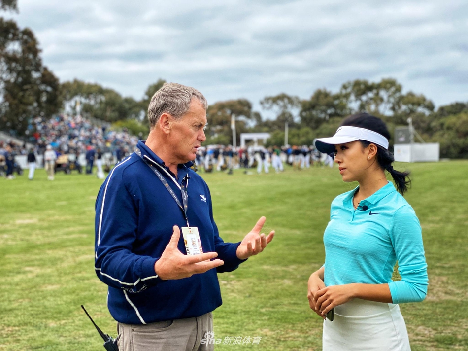 何沐妮在高尔夫比赛现场，神情专注地观察球道，为下一杆击球做精心准备。