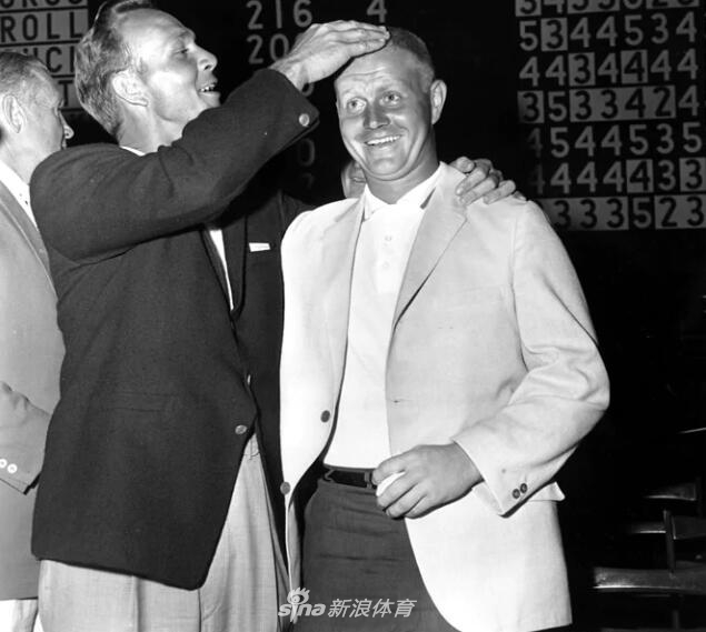 巅峰对决：1960年美国公开赛，冠军帕尔默（左）与初露锋芒的亚军杰克·尼克劳斯一同展示奖杯。这场赛事见证了传奇的交接与伟大对手关系的开端。