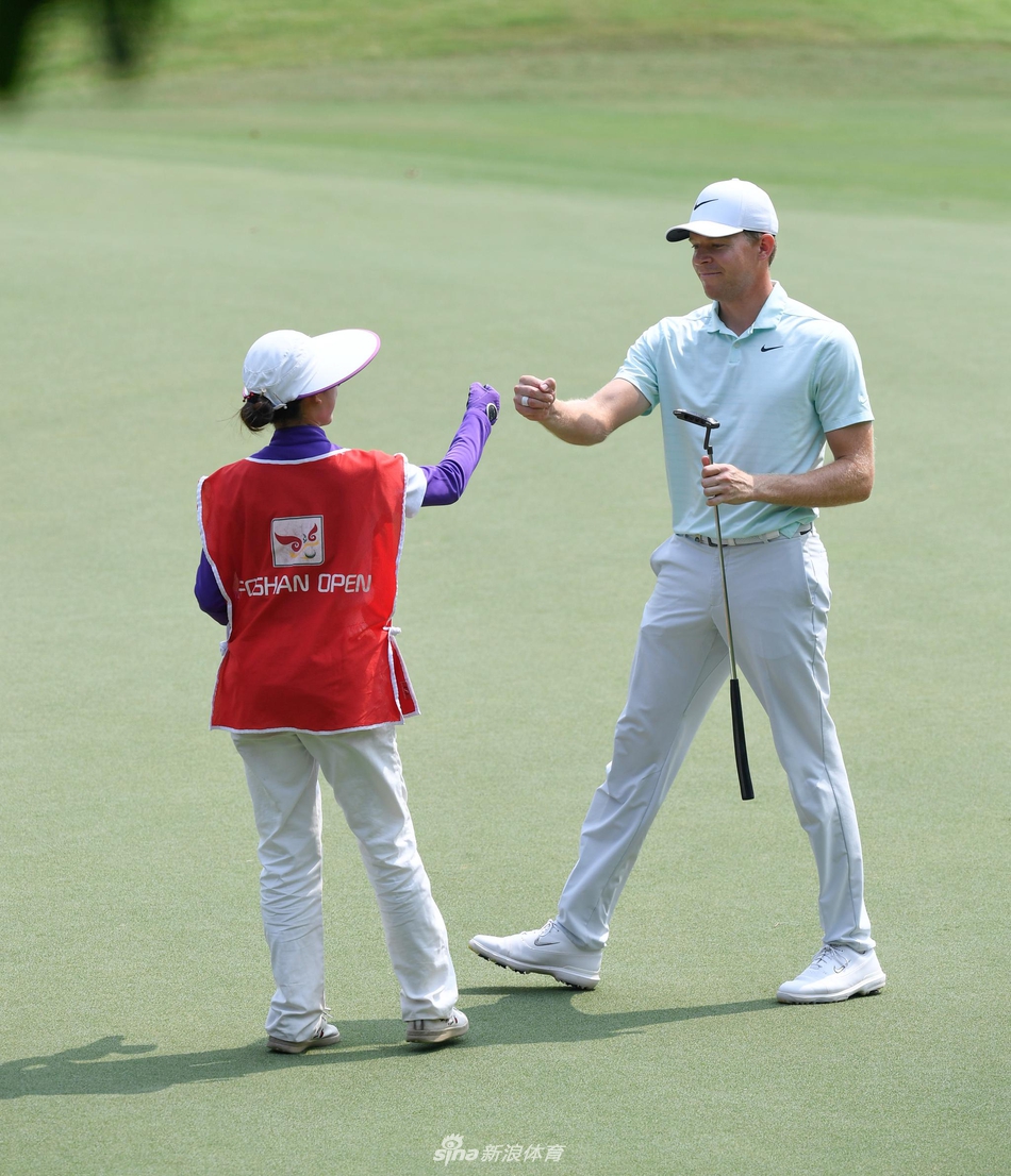 肖博文全神贯注地观察果岭线路，他俯身凝神的姿态，是比赛中策略与智慧交锋的经典缩影。