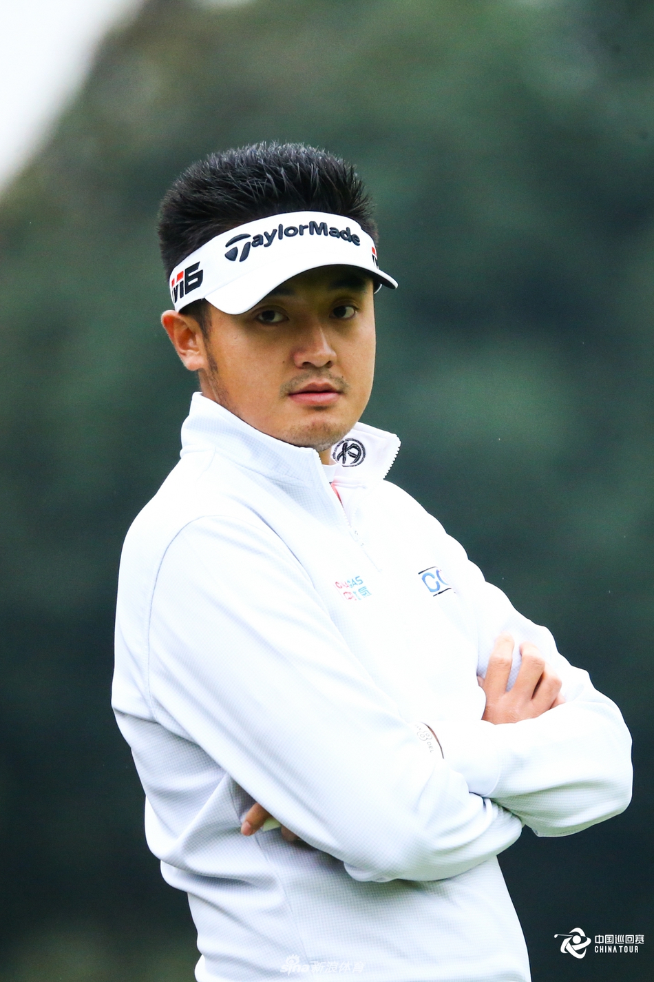 李昊桐在开球台上全力挥杆，身体的扭转与力量的爆发在这一刻凝固，白色小球即将划破天际，飞向目标。