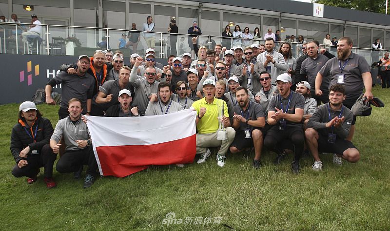 梅龙克在沙坑中完成高难度救球，沙粒飞溅瞬间捕捉到他全神贯注的表情与完美的挥杆弧线