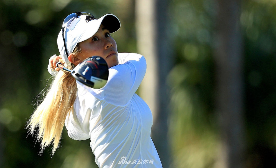 赛事现场热情的球迷们聚集在球道旁，全神贯注地观看比赛，构成了高尔夫赛事独特的风景线