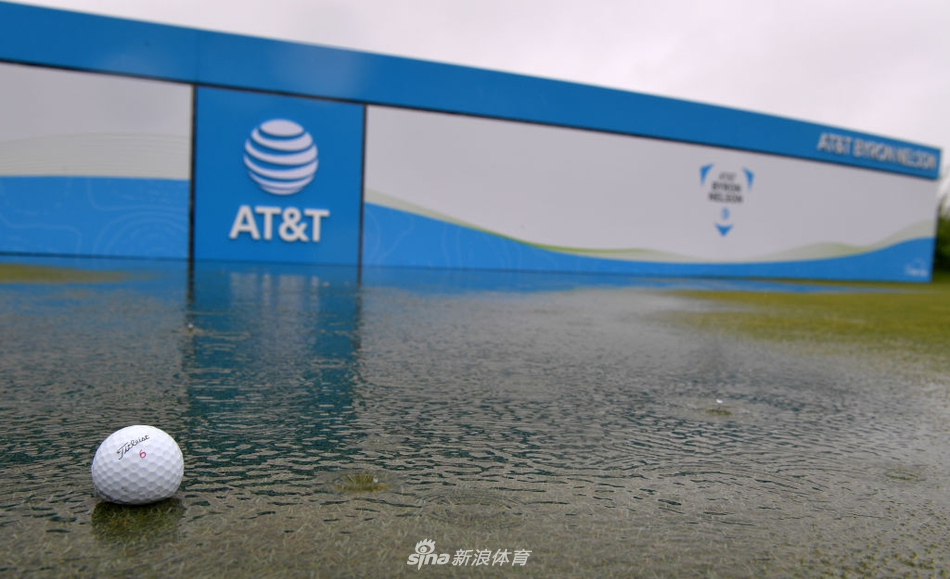 大雨初歇后的三一森林球场全景,云层缝隙中透出光芒,宛如这场曲折赛事迎来转机的象征。