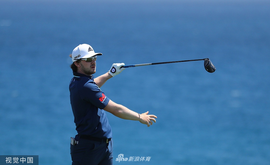 赛事颁奖典礼全景,冠军希格站在舞台中央,观众鼓掌致敬,现场充满了庆祝与荣耀的气氛。