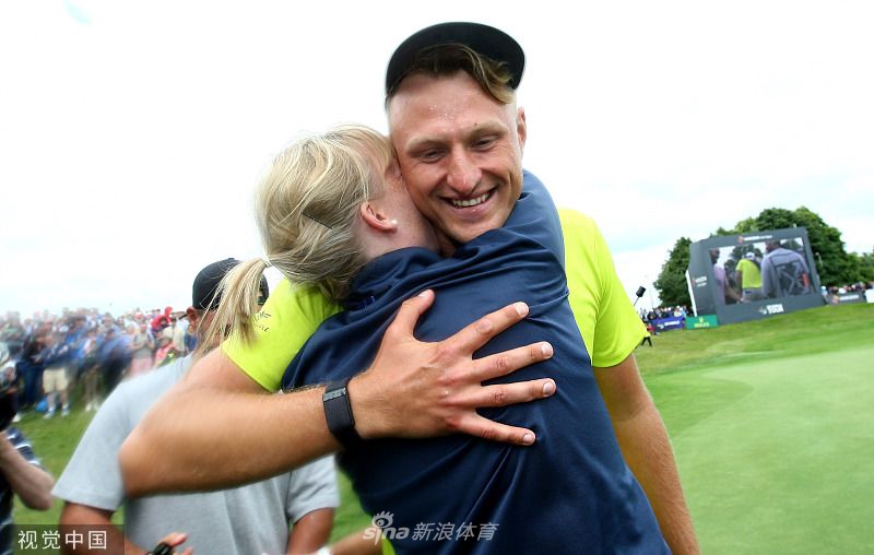 比赛日清晨雾气笼罩球场，早出发的球员身影在发球台灯光下形成剪影，充满竞技体育的静谧与张力