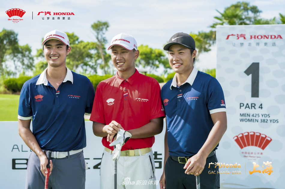 球道指示牌特写，清晰标明了PAR四的挑战，男子发球台四百二十五码与女子发球台三百八十二码的不同距离，静静诉说着比赛的严谨与公平。