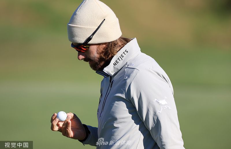 弗诺在球道上专注地进行击球准备，阳光勾勒出他挺拔而自信的身姿