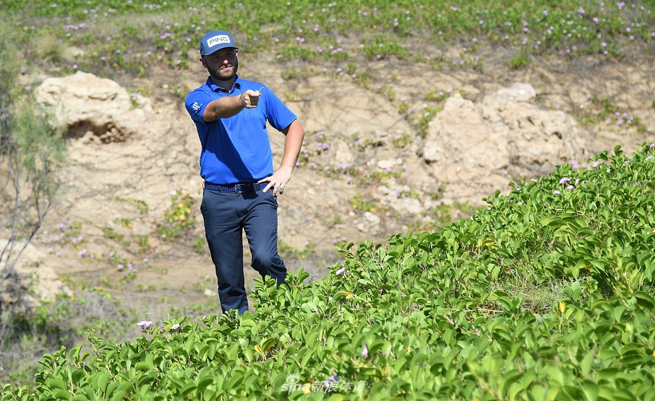 罗相昱果岭边专注观察推杆线路，眼神中闪烁着计算与决心