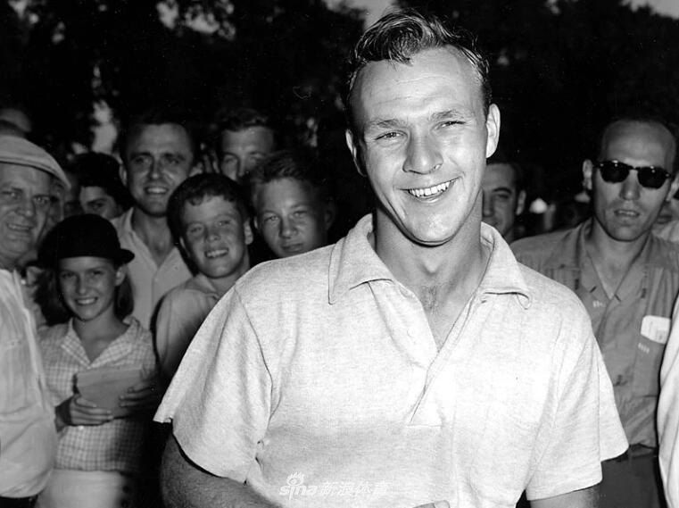 年轻的冠军：1954年，24岁的帕尔默手捧美国业余锦标赛冠军奖杯，眼神中充满对未来的无限憧憬。这场胜利被他本人视作职业生涯的“转折点”。