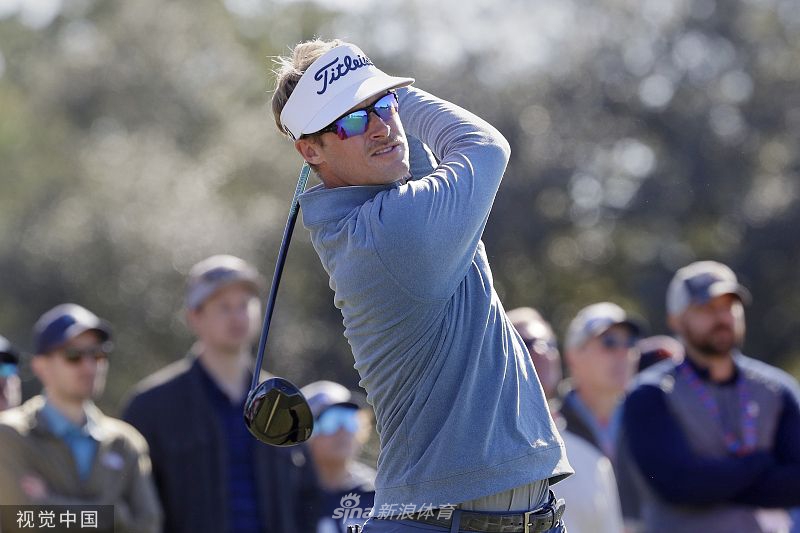 弗诺在果岭上仔细查看推杆线路，神情冷静展现顶尖球员的专业素养