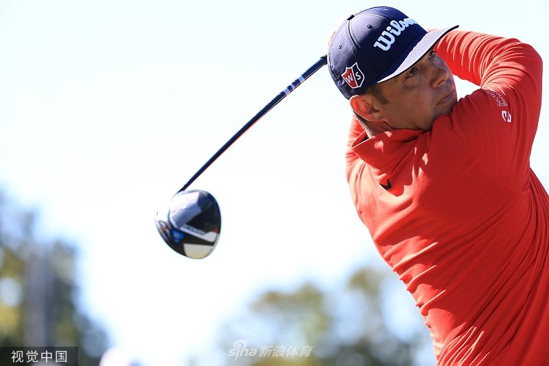 弗诺与球童在比赛中深入交流，共同研判关键一击的线路与策略