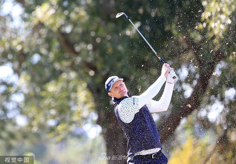 托尼-弗诺在第十八洞果岭上，振臂高呼，庆祝锁定胜局的精彩一刻