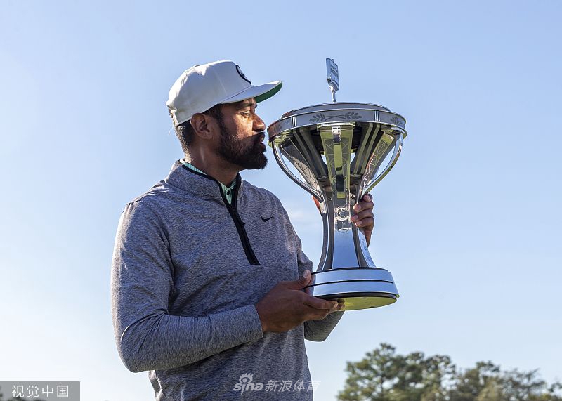 冠军弗诺手捧奖杯笑容灿烂，家人陪伴在侧共享职业生涯辉煌时刻