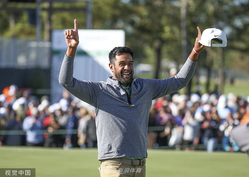 弗诺面带微笑向现场热情的支持者们挥手致意，感谢球迷一路相伴