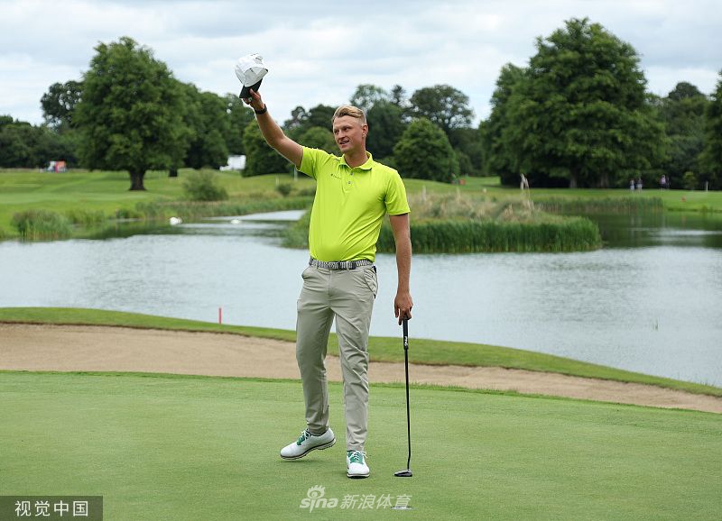夕阳西下，球员在金色余晖中果岭推杆，长长的影子投射在精心修剪的草地上，构成一幅充满诗意的日落高尔夫图景