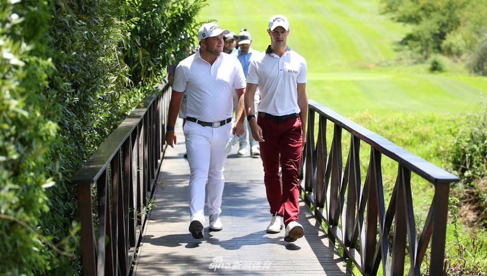 赛事工作人员正在精心修整果岭，确保赛场条件尽善尽美