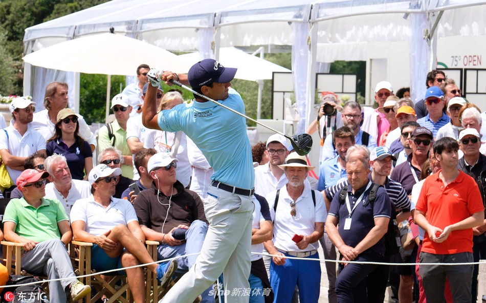 意大利本土球星弗朗西斯科·莫里纳利在球迷簇拥下走向果岭，面带微笑向观众致意，承载着主场夺冠的巨大期望。