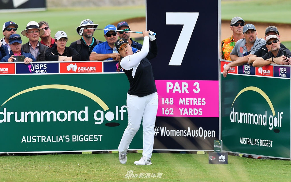 朴仁妃在皇家阿德莱德球场果岭边沉稳推杆,目光专注,身后是经典的澳洲高尔夫林克斯风光。