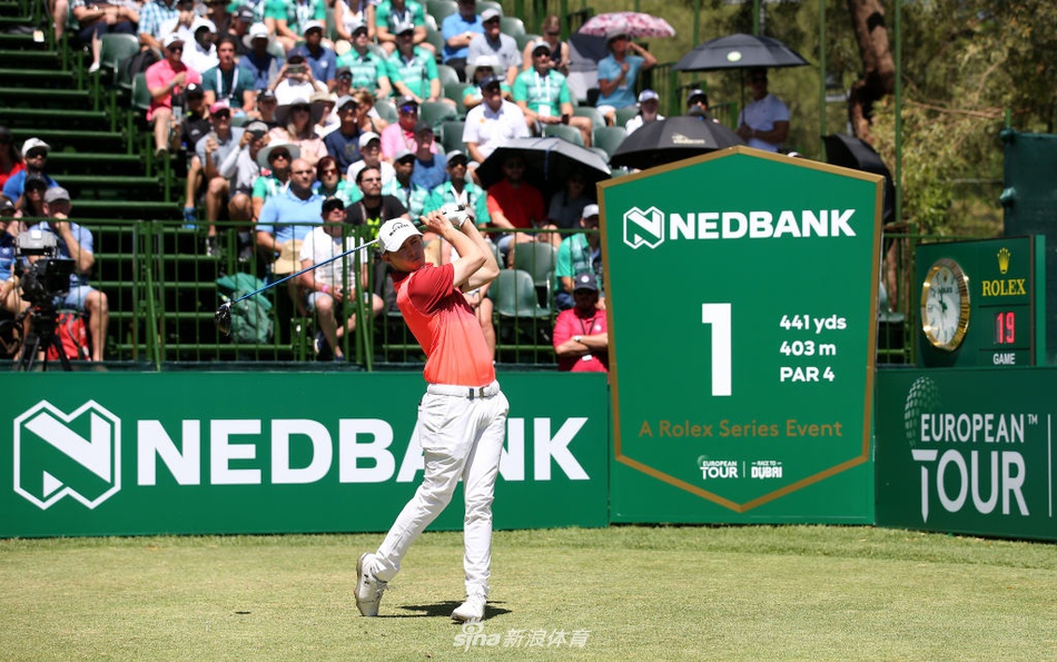 莱利银行挑战赛记分板特写，清晰显示着榜首球员们毫厘之间的激烈战况