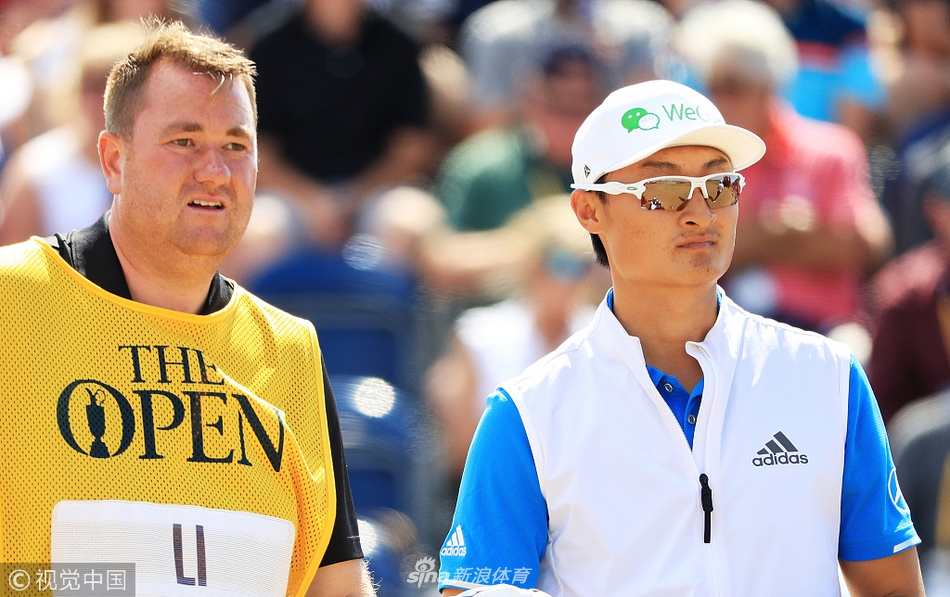 弗朗西斯科·莫里纳利在第十八洞果岭举起古老的葡萄酒壶奖杯，笑容灿烂，身后是欢呼的观众