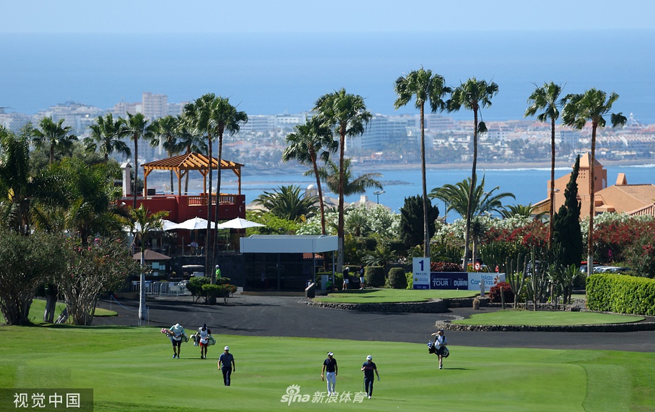 西班牙本土名将阿诺斯在果岭边专注地观察推杆线路,家乡球迷的期待凝聚在他的眼神中