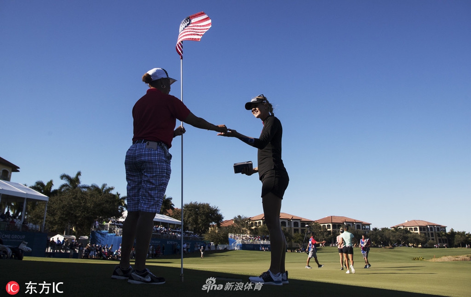 内莉·科达在果岭边细致观察推杆线路,金发在阳光下格外耀眼