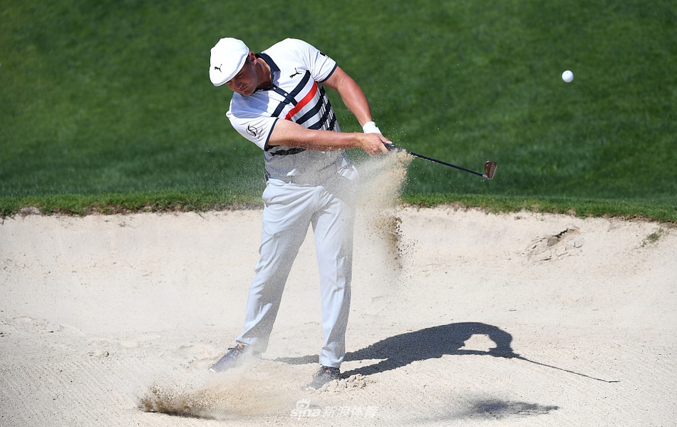 托尼·弗诺在发球台上凝神准备，身后是广阔无垠的沙漠景观