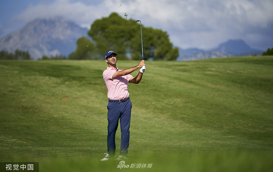 温特与家人团队在颁奖仪式上紧紧相拥,共享这来之不易的荣耀瞬间