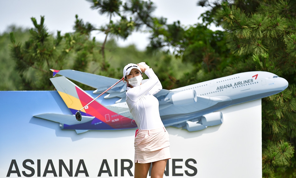 冯珊珊在果岭上仔细研判推杆线路，神情专注