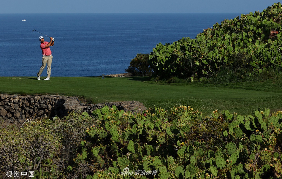 意大利球手拉波塔在阿德耶海岸球场首轮比赛中挥杆,他全神贯注的姿态预示着传奇一轮的开始
